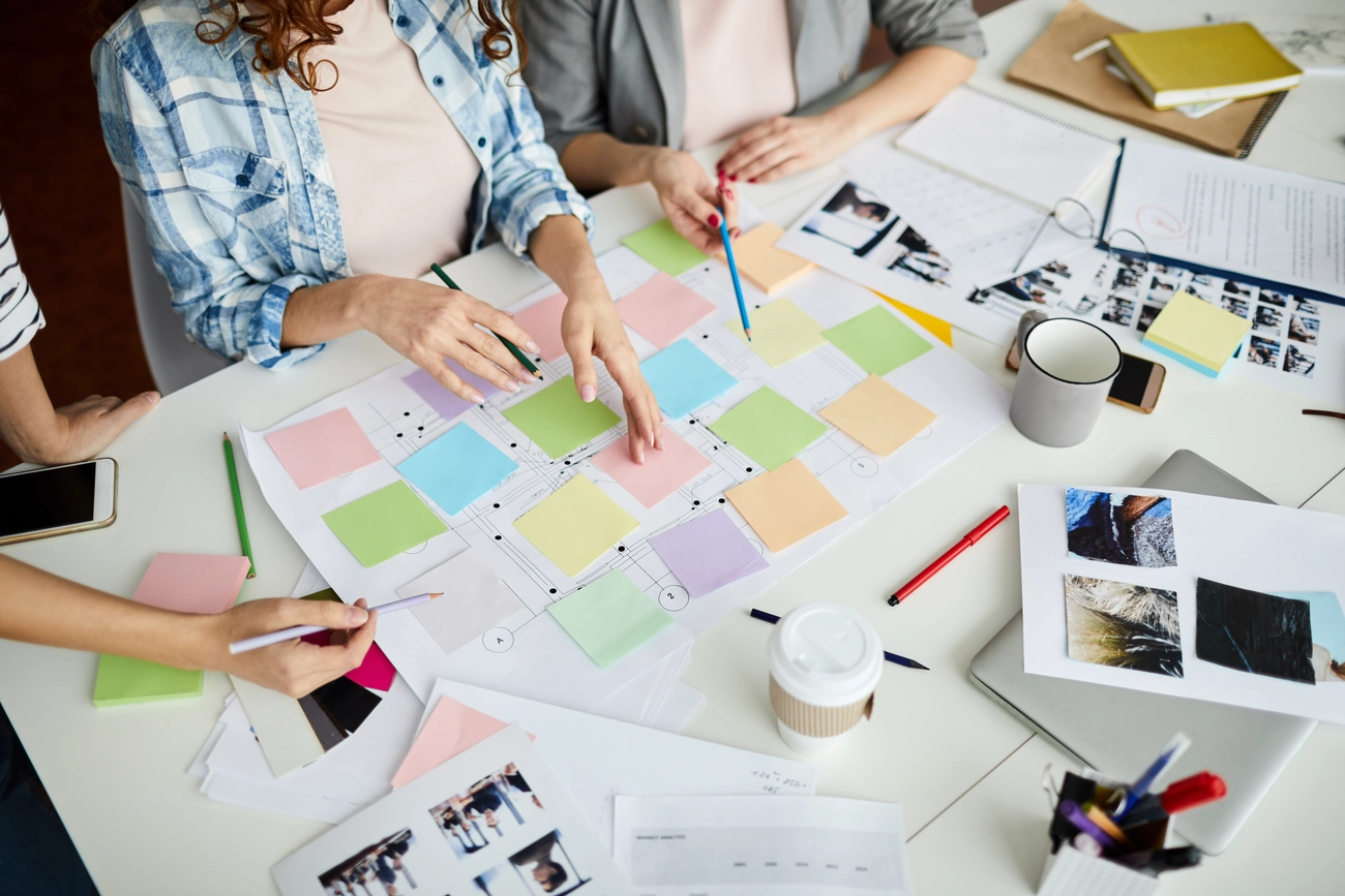 M-J tief.und Rohrleitungsbau GmbH - Nahaufnahme eines modernen Business-Team-Planungsprojekts mit bunten Aufklebern auf der Roadmap und Kopierbereich