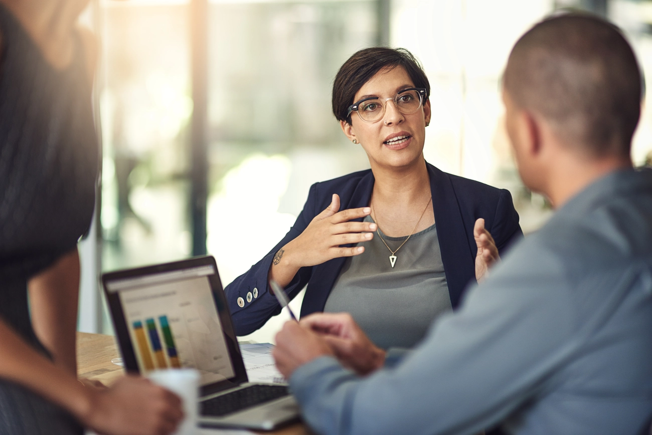 M-J tief.und Rohrleitungsbau GmbH - Laptop-Bildschirm, Grafiken und Geschäftsfrau für Datenanalyse-Meeting, Finanzbericht oder B2B-Beratung für den Umsatz.